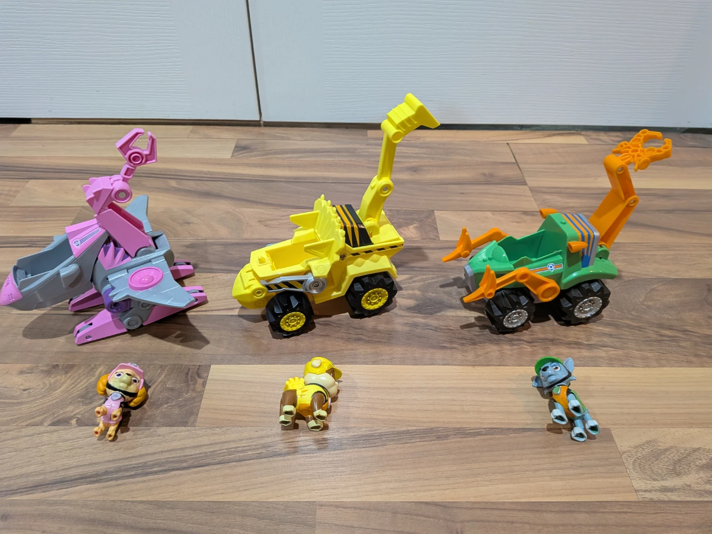 Paw Patrollers Skye, Zuma and Rubble with vehicles ⚽