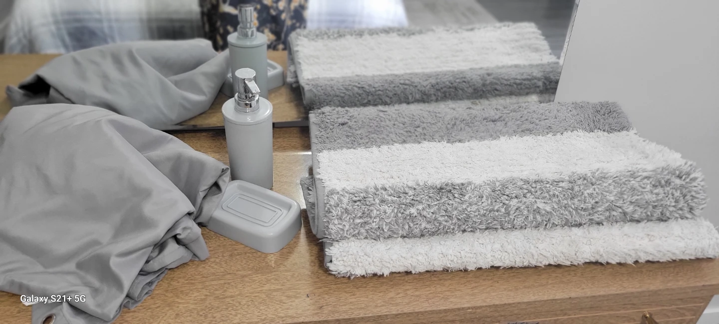 Striped Bath Rug Set with accessories