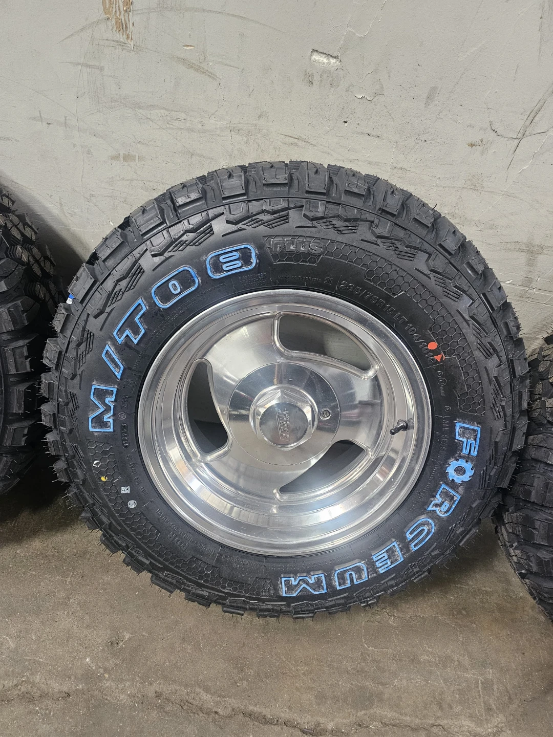 15 inch Eagle rims wheels 5x139.7 5x5.5 new m/t tires - photo 2