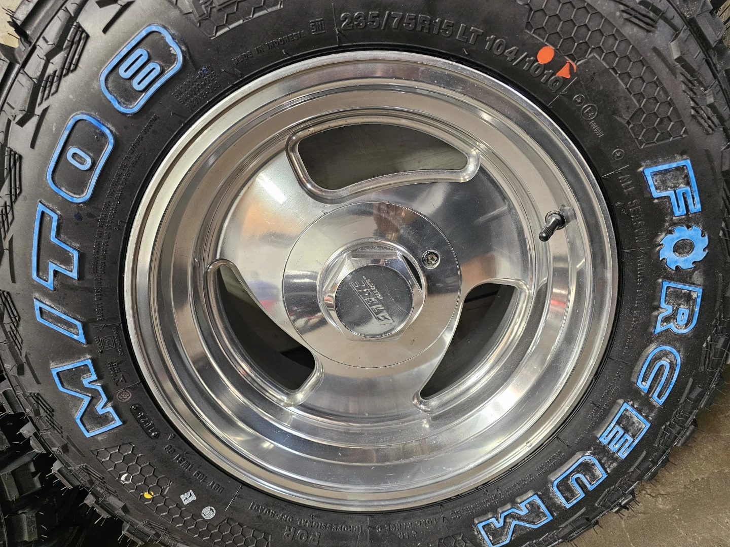 15 inch Eagle rims wheels 5x139.7 5x5.5 new m/t tires - photo 4