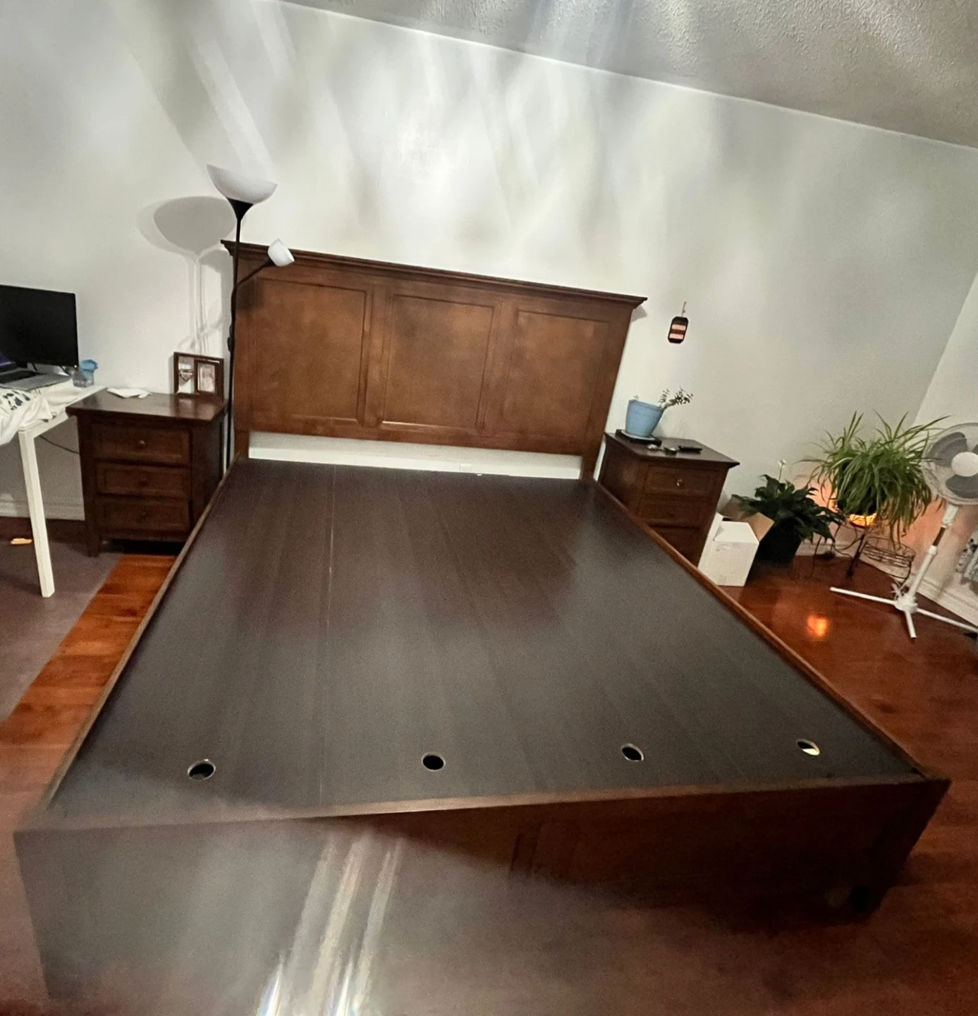 King bed with mattress + 2 chest drawers