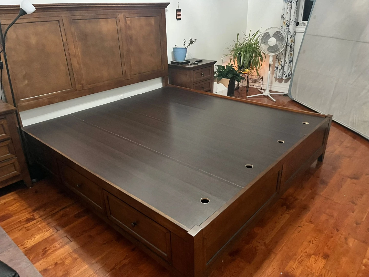 King bed with mattress + 2 chest drawers - photo 3