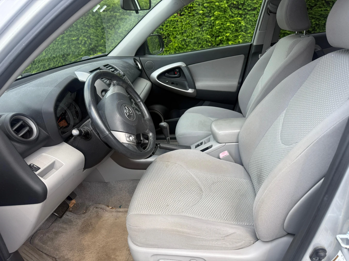Silver Toyota RAV4 SUV - photo 4