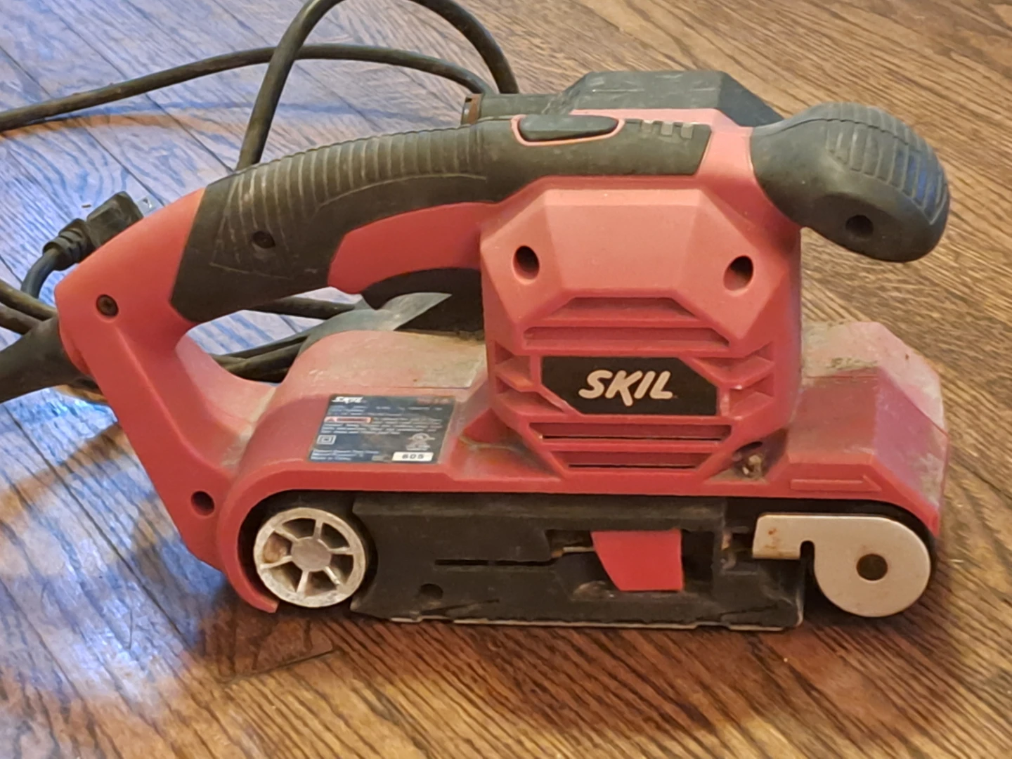 SKIL Belt Sander with Sandpaper