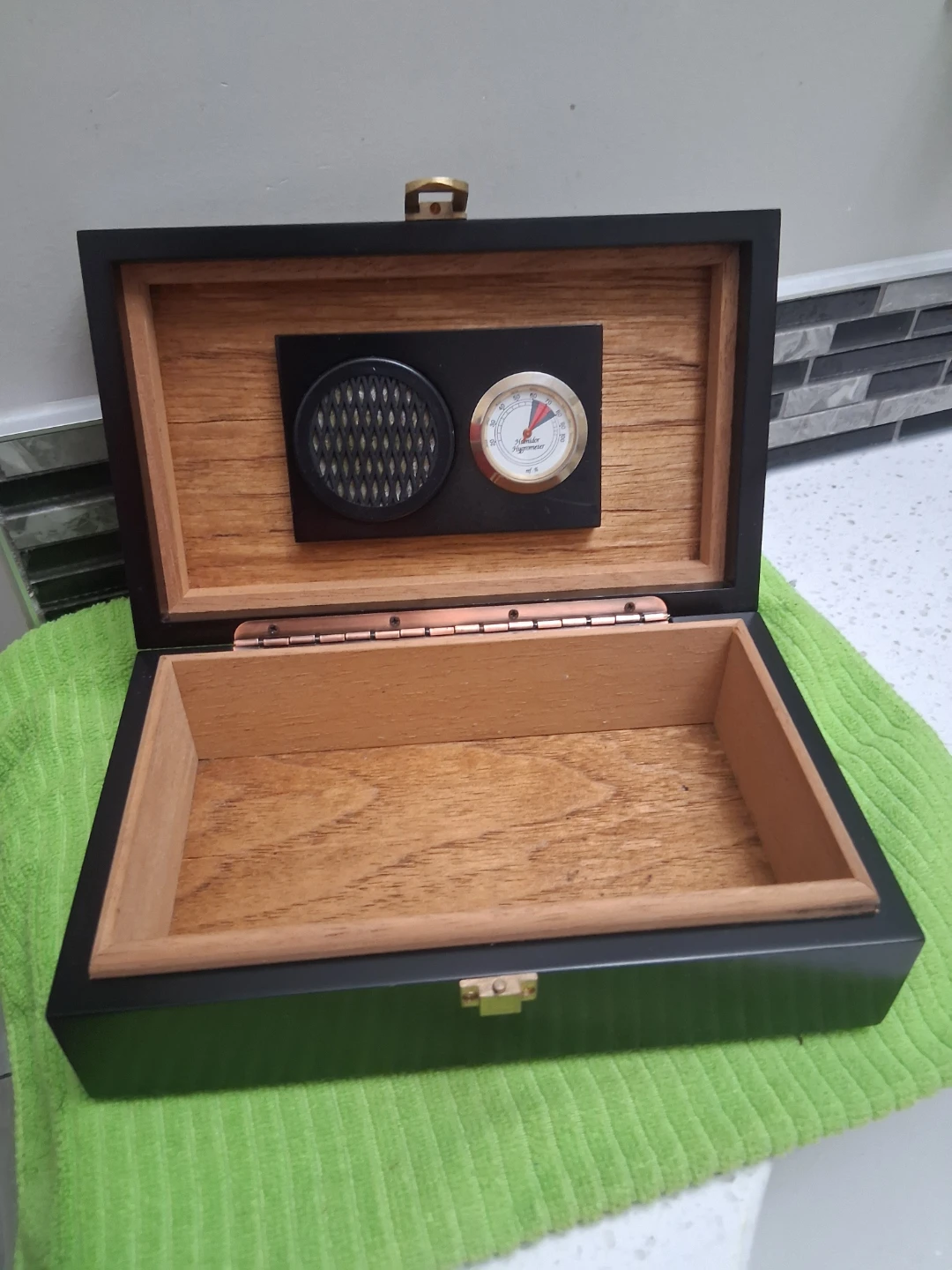 CIGAR BOX: Don Salvador Humidor with Hygrometer
