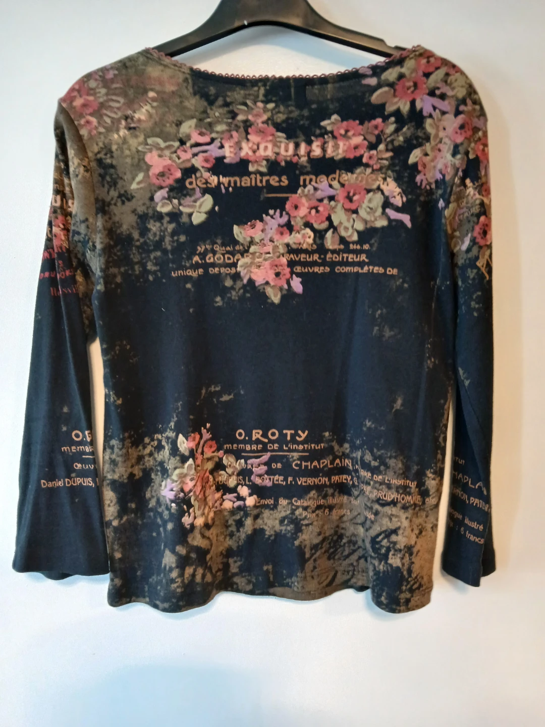 BlueCrush Red T-Shirt and Black Graphic Long Sleeve Top.$8 EACH. - photo 5