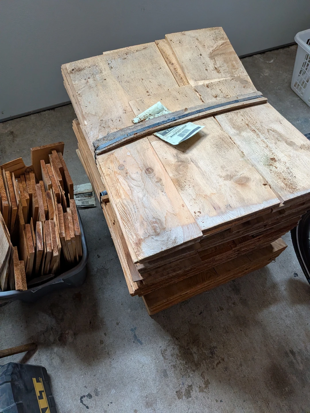3 Bundles of Cedar shingles 16" wallgrade - photo 2