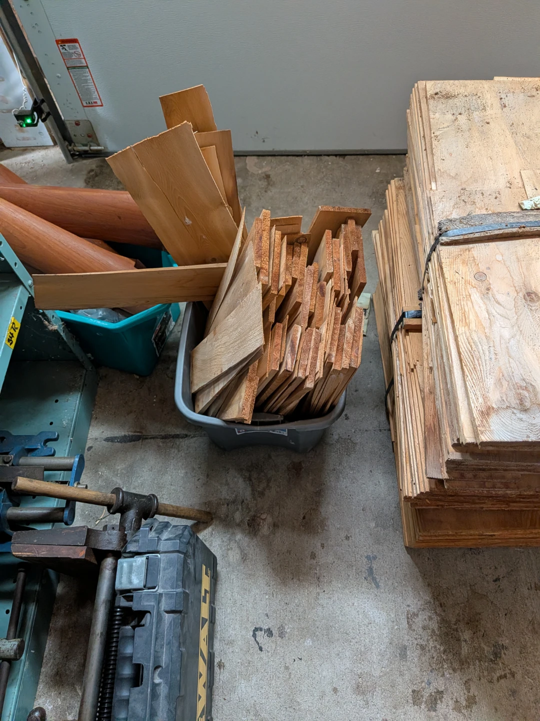 3 Bundles of Cedar shingles 16" wallgrade - photo 3