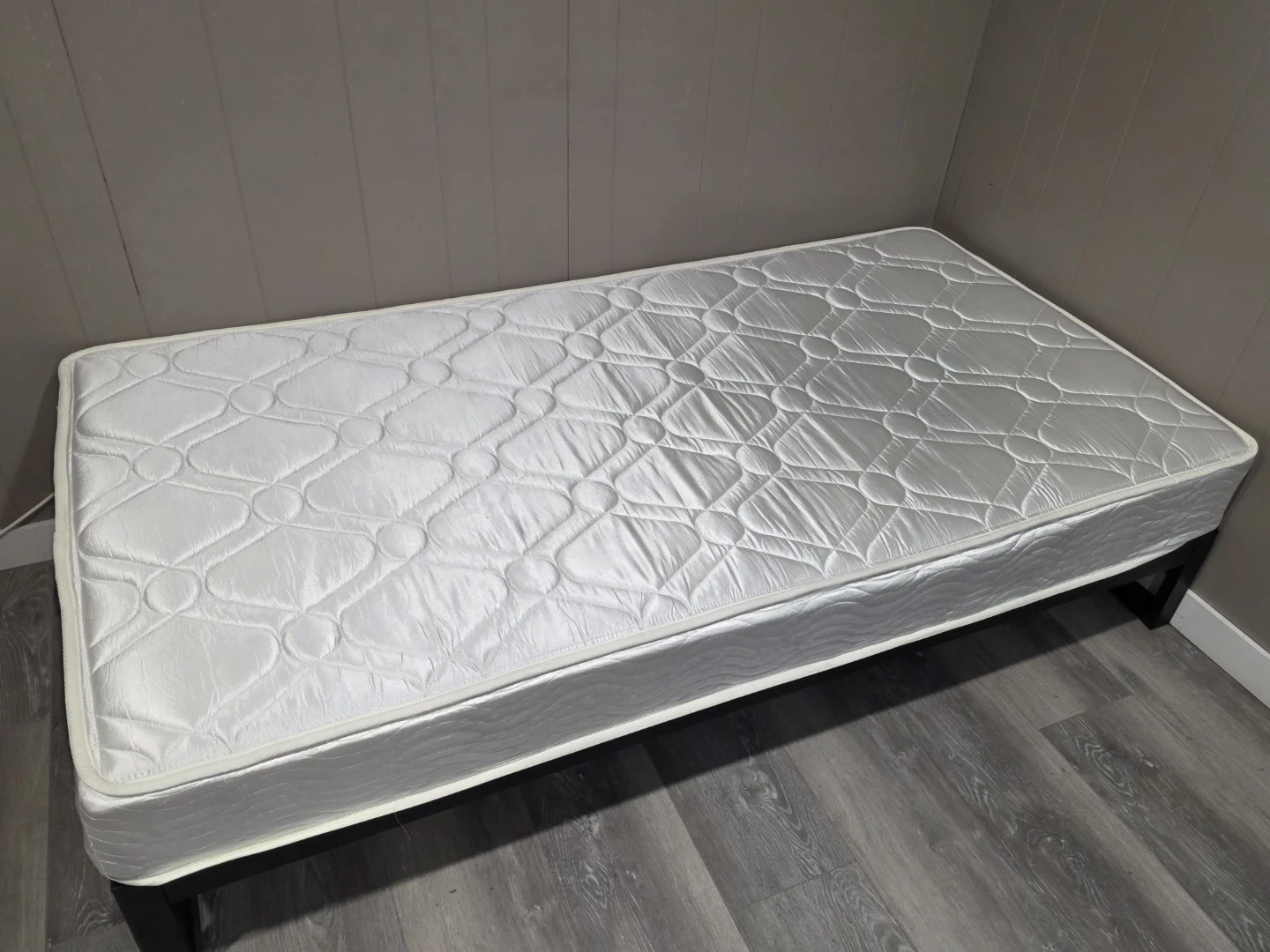 Twin bed frame+mattress