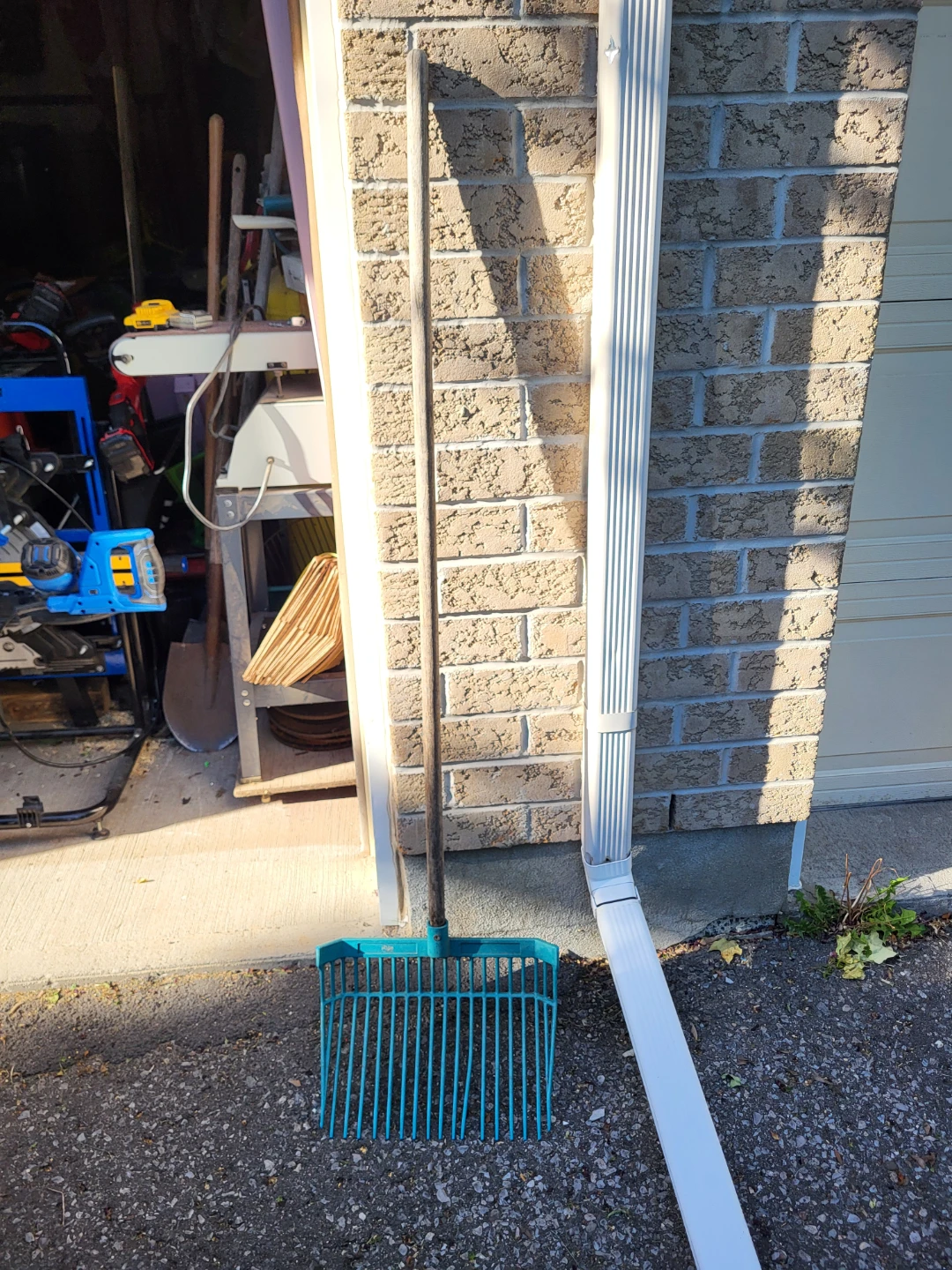 Plastic Horse Pitchfork Tool with Wooden Handle