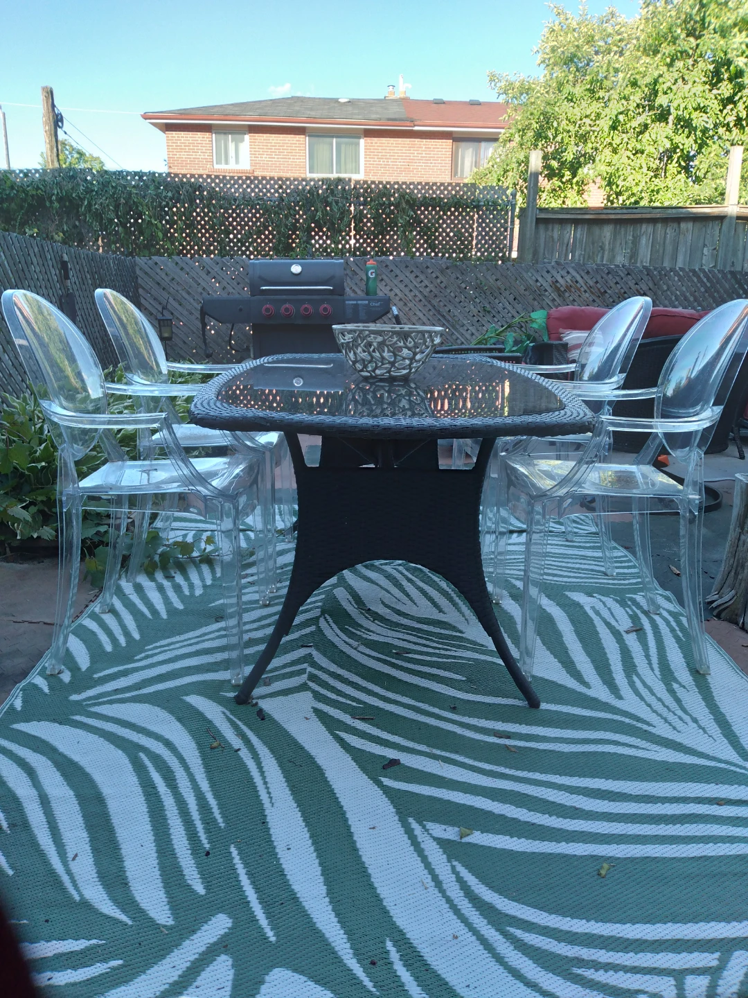 Outdoor Dining Set with 4 Chairs and Table and rug