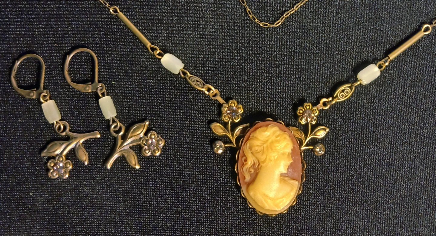 Cameo Necklace and Earring Set - photo 5