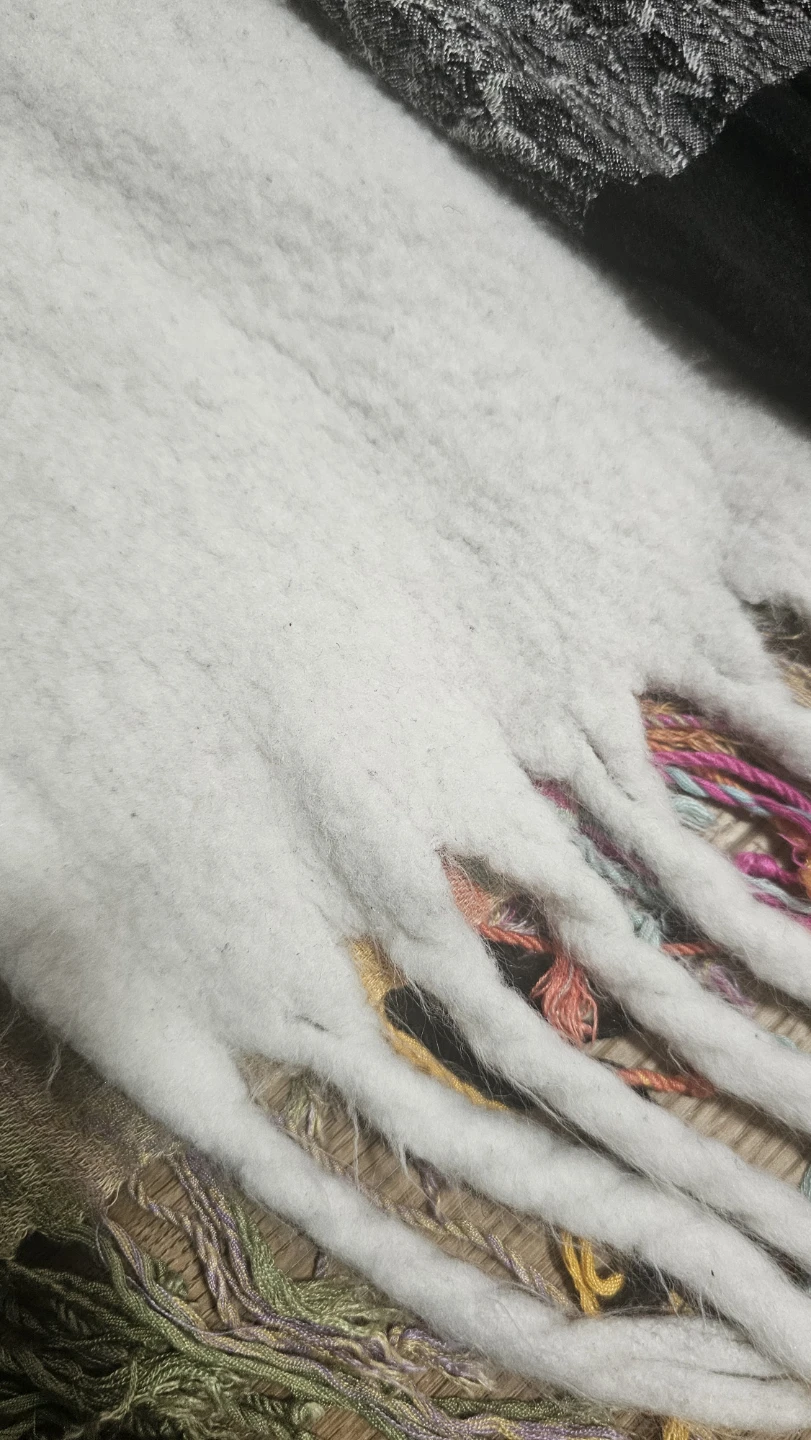 Bundle of 5 Scarves + Bonnet - photo 3