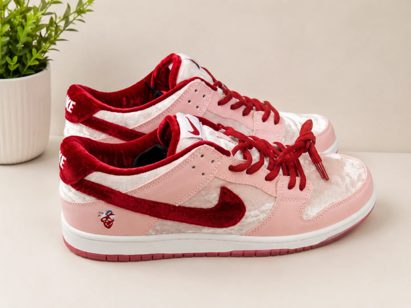 Nike SB Dunk Low "StrangeLove" Pink Velvet - photo 2