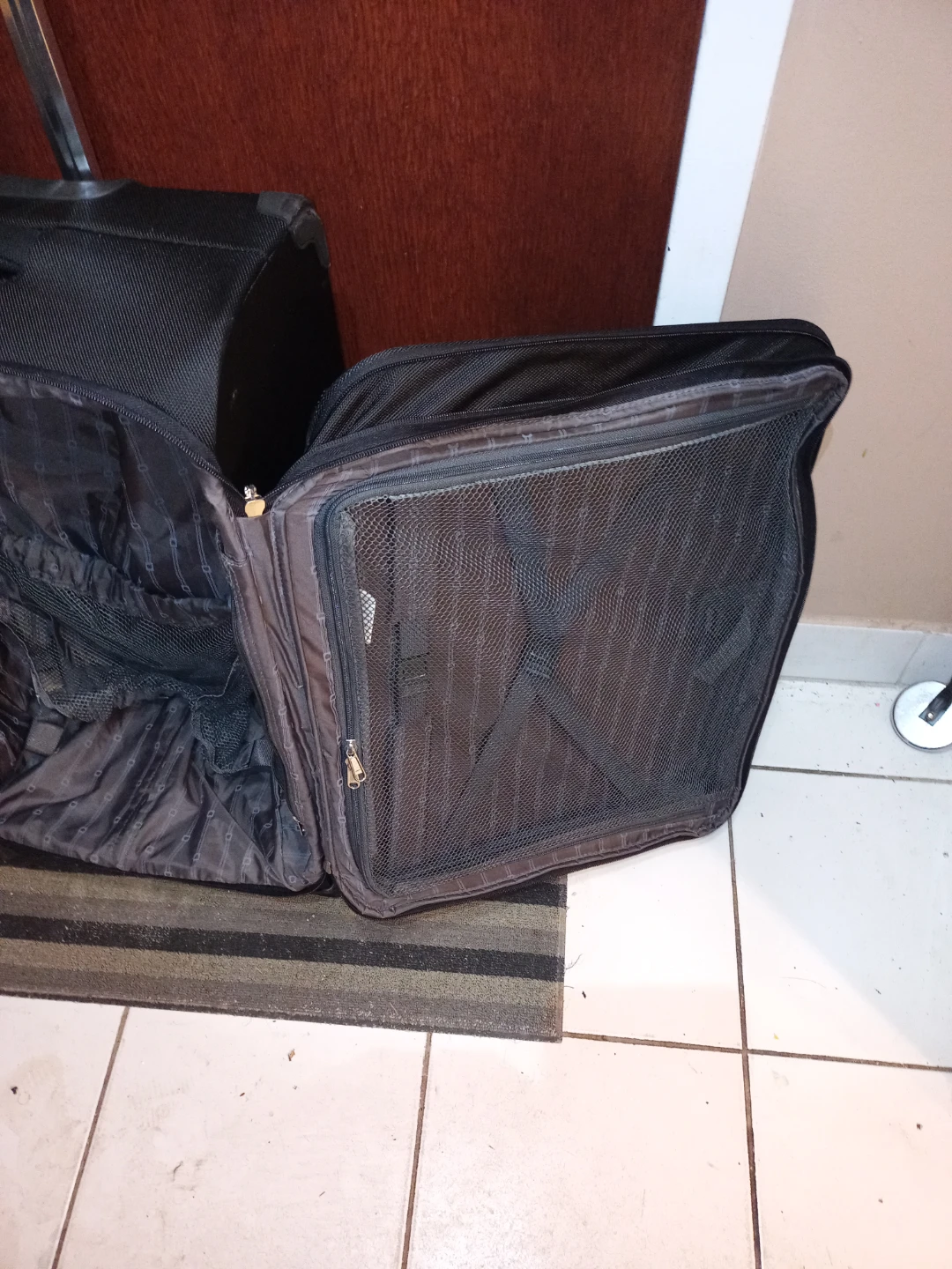 Luggage With Swivel Wheels - photo 3