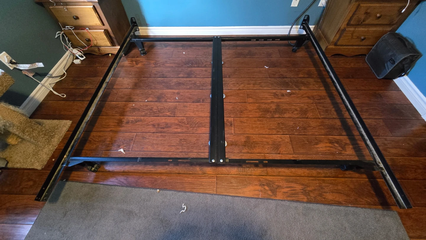 Adjustable metal bedframe