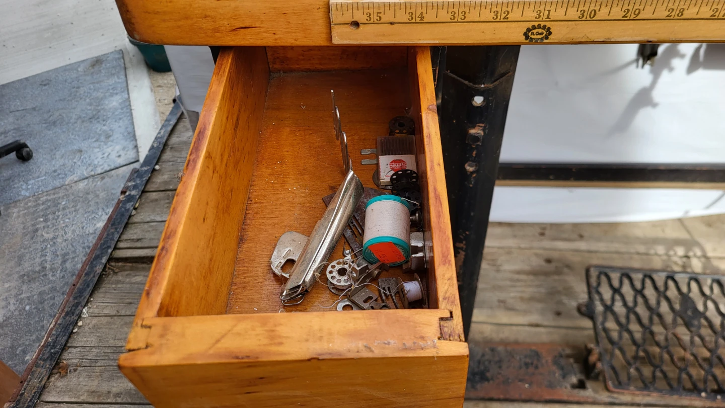 Antique sewing machine - photo 2