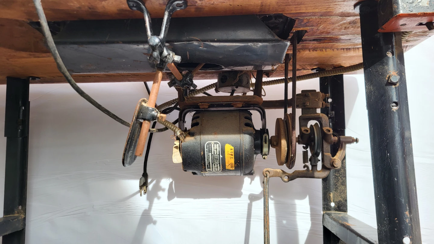 Antique sewing machine - photo 3