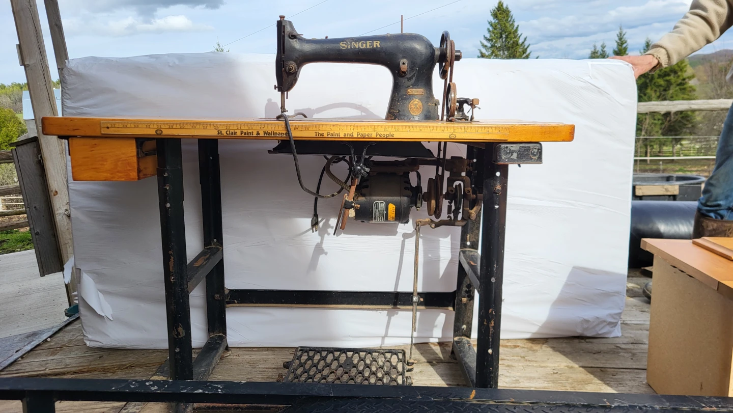 Antique sewing machine - photo 4