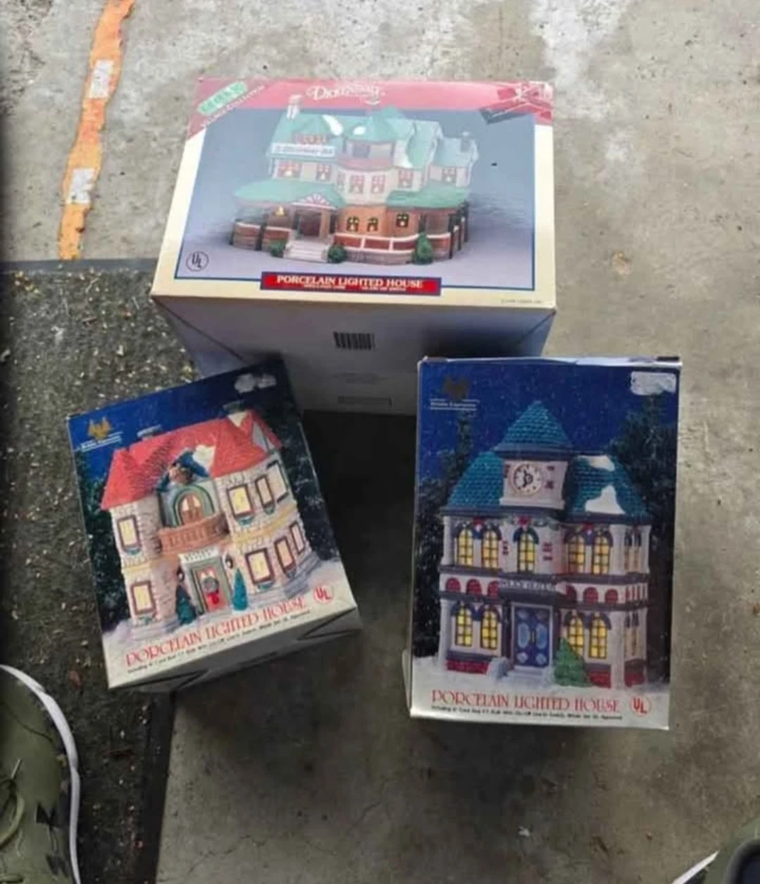 Lemax Dickensvale Porcelain Lighted Houses & Village Accessories