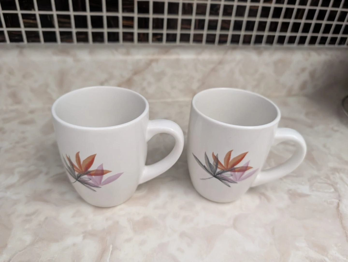 Set of 2 White Mugs with Floral Design - photo 3
