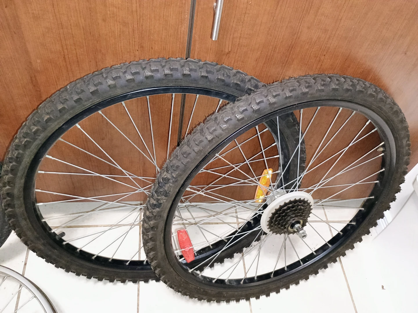 ⚽  Pair of Mountain Bike Tires + Wheels with Cassette