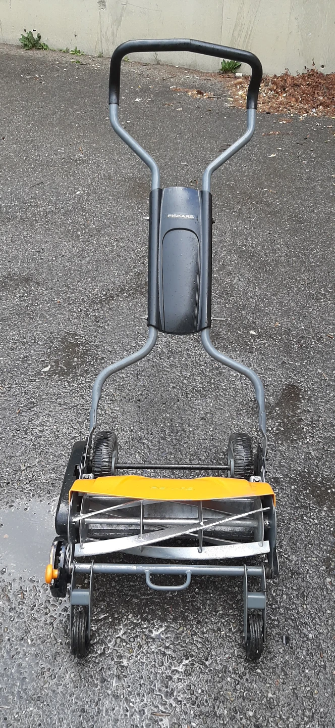 Fiskars Deluxe Push Reel Mower - photo 2