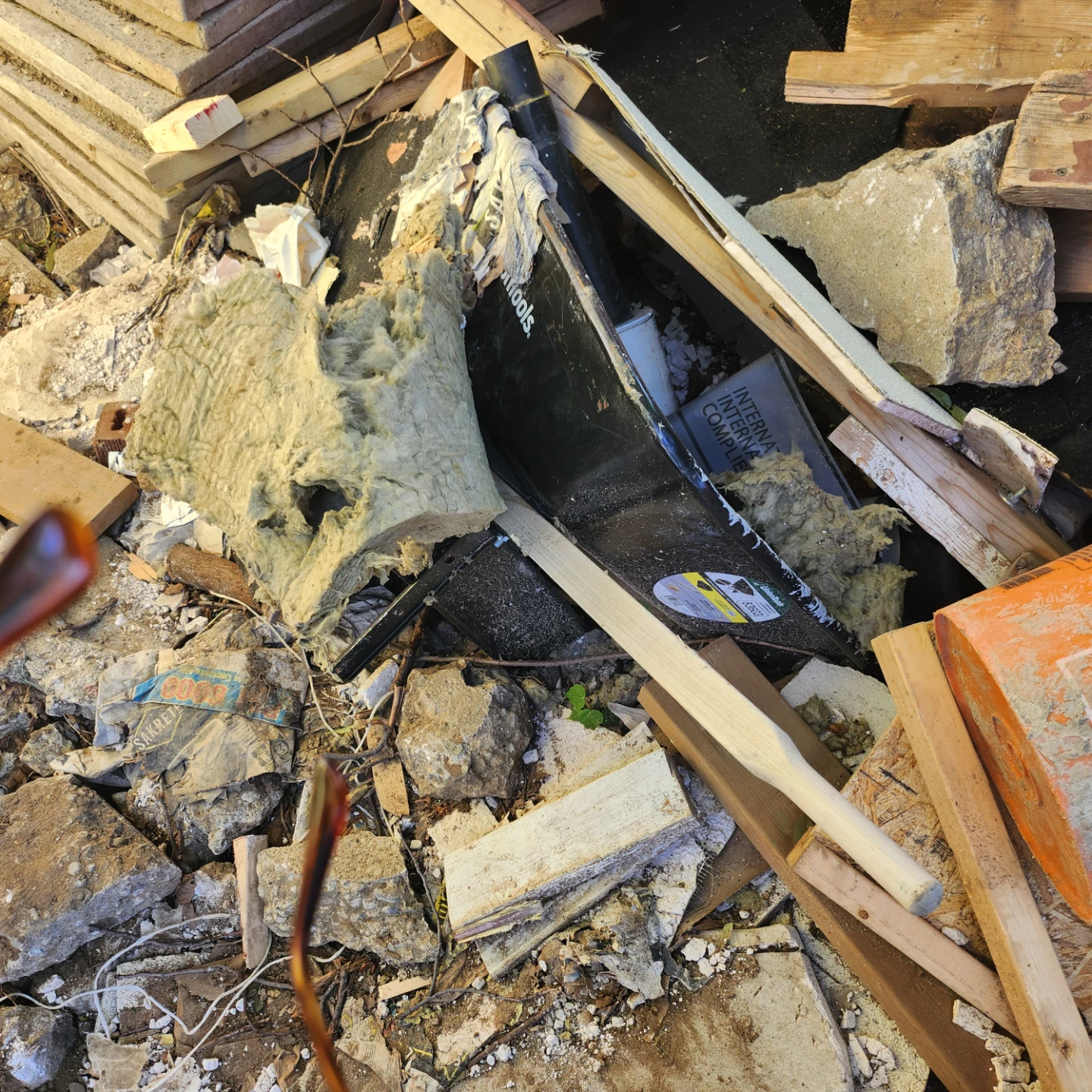 Wheelbarrow with flat tire - photo 2