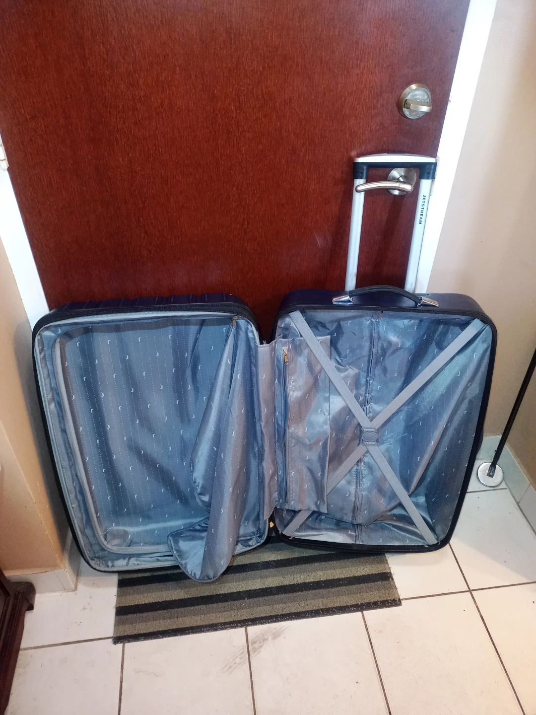 Jet Stream Luggage With Swivel Wheels - photo 2