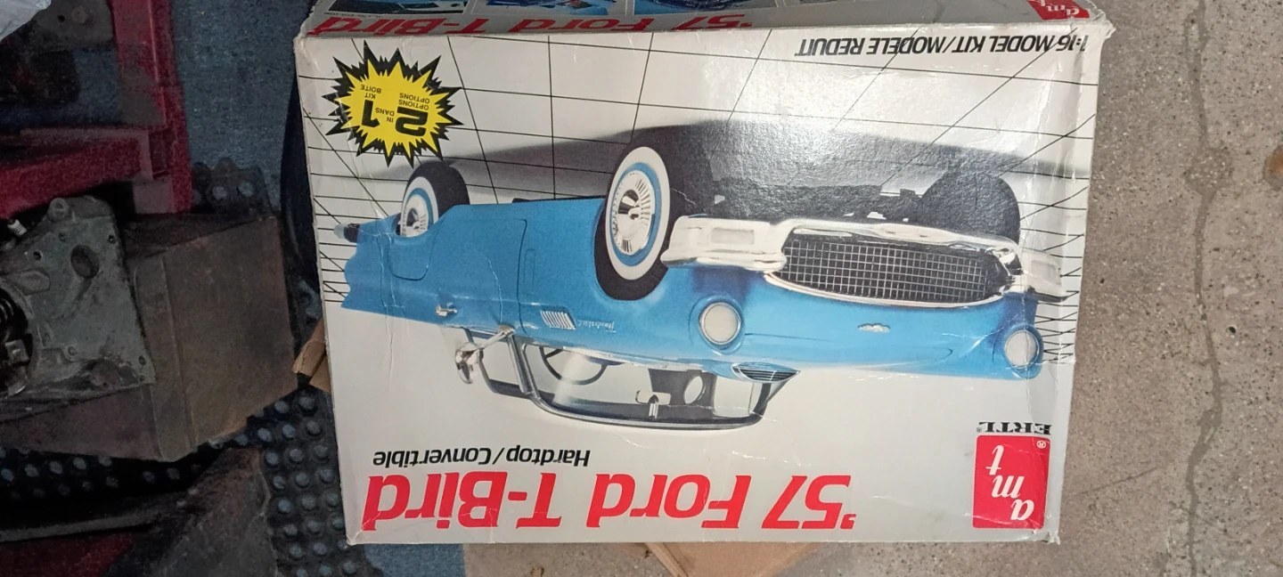 AMT 1957 Ford Thunderbird Model Kit