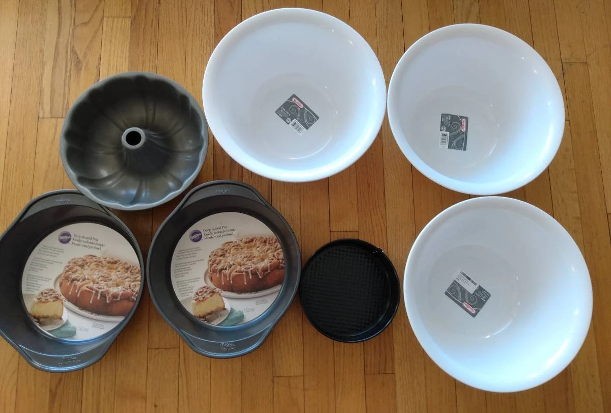 Baking pans and bowls