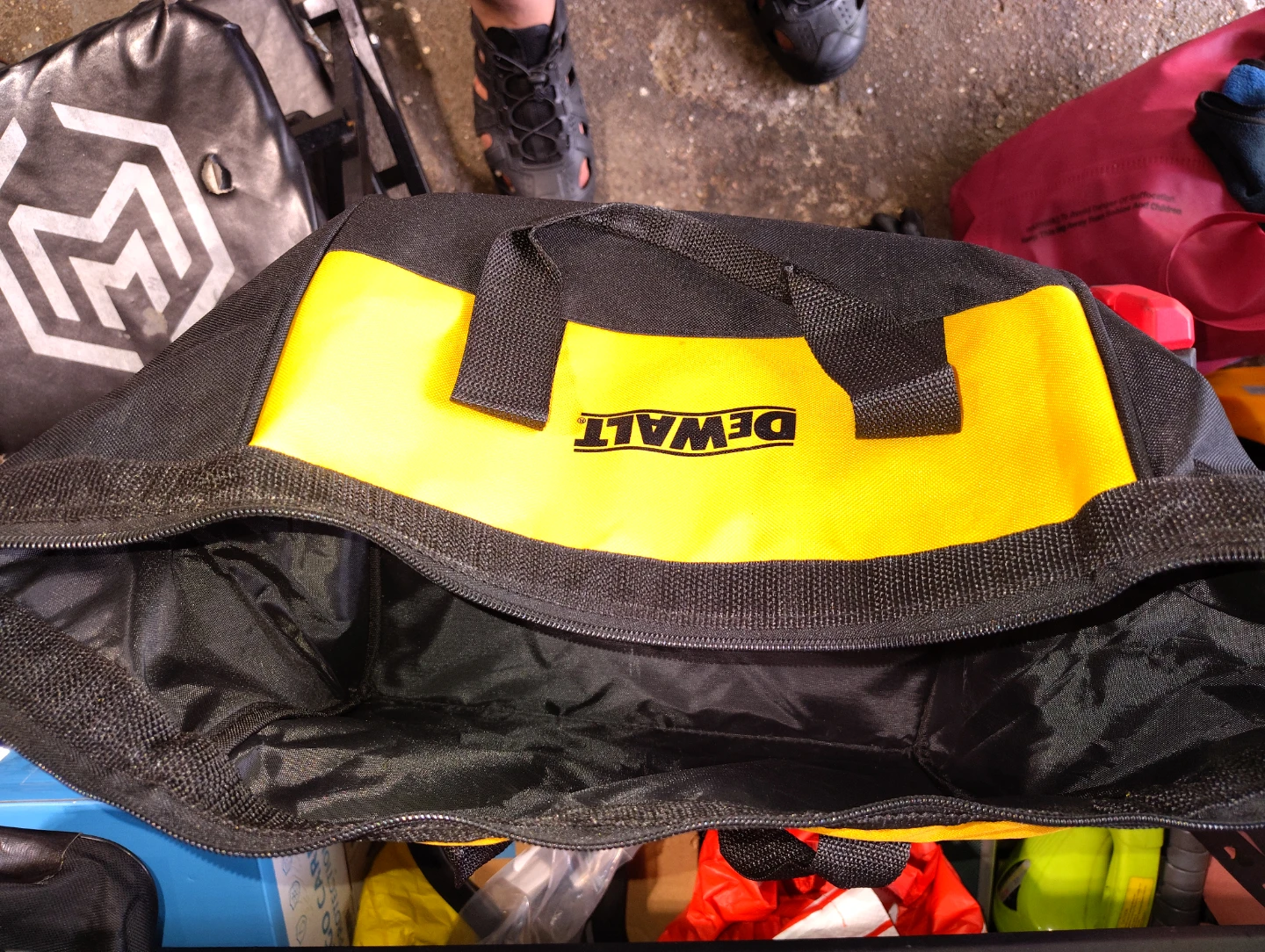 DeWalt 20V Lithium Ion Battery and Charger Kit - photo 2