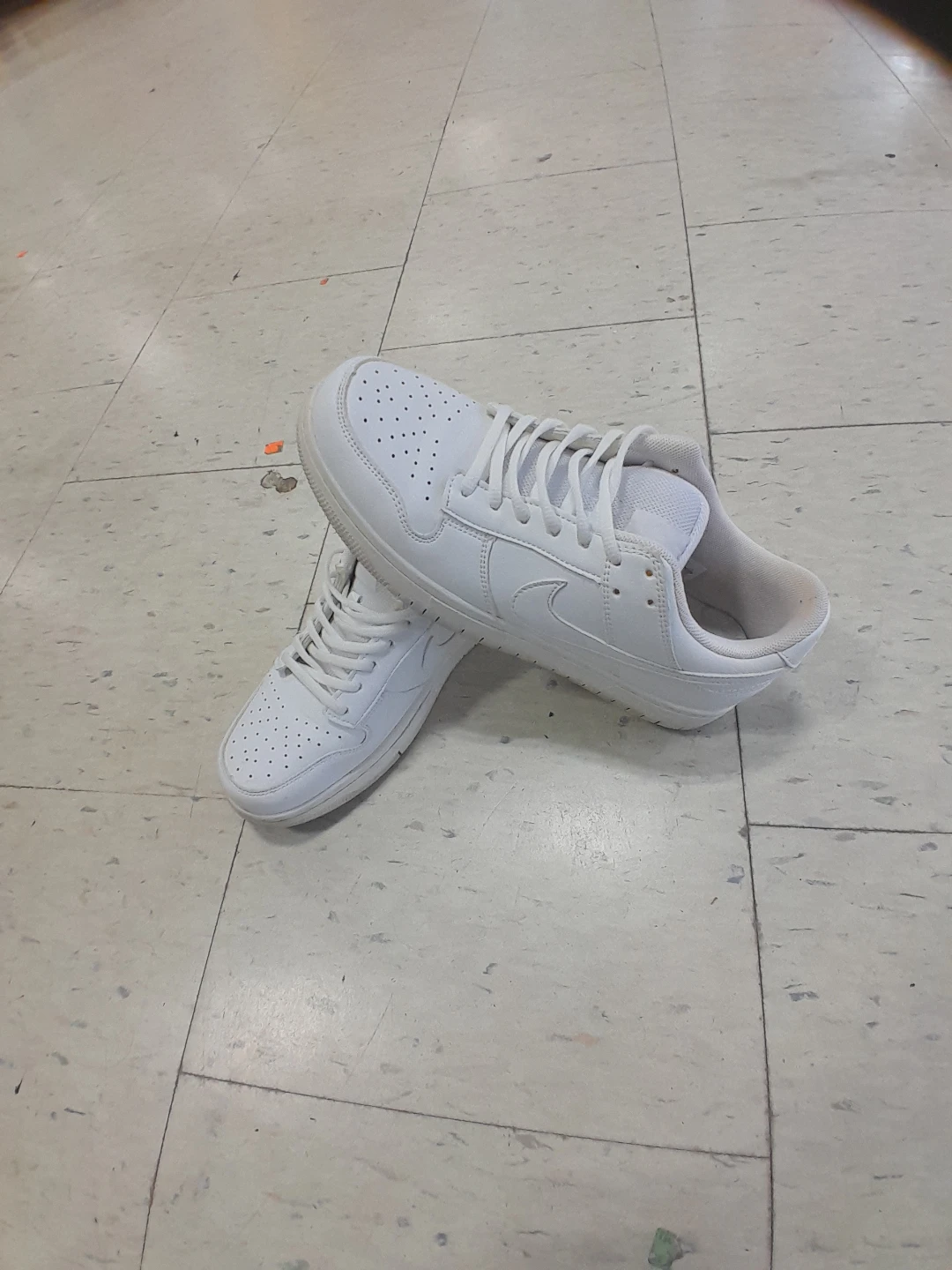 White Nike Sneakers Men's Size 8.5 - photo 2