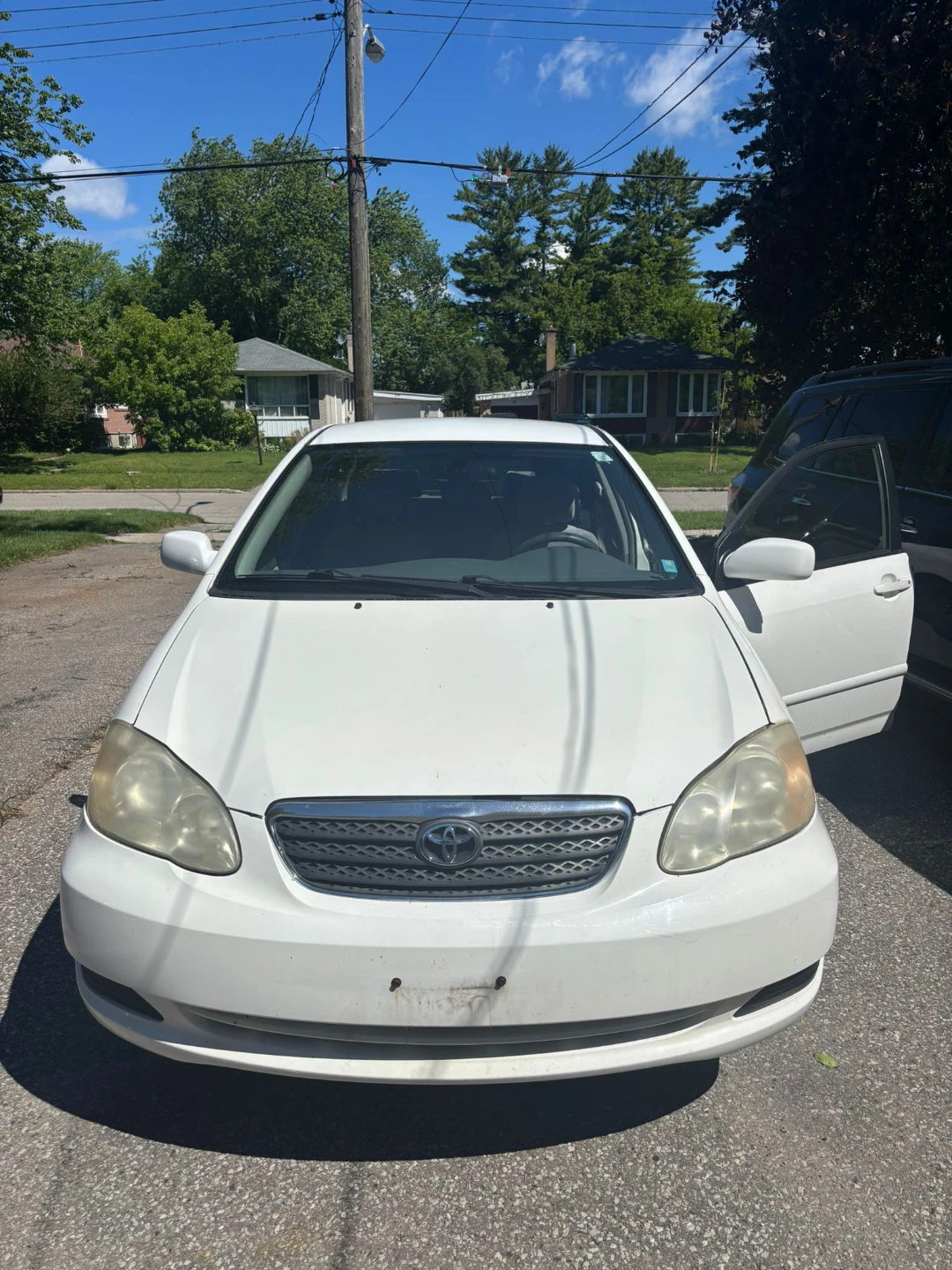 White Toyota Corolla 2005