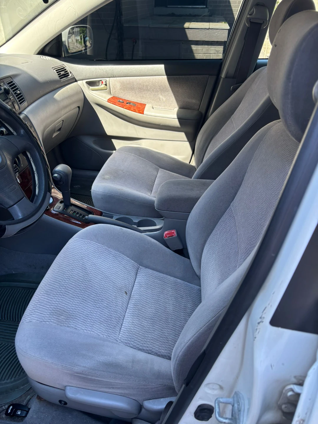 White Toyota Corolla 2005 - photo 2