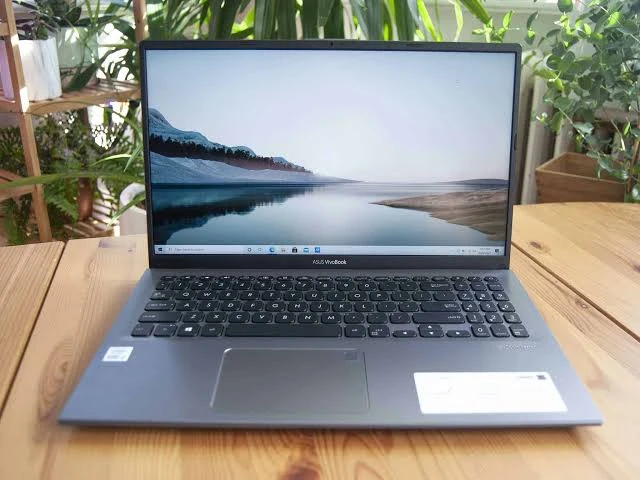 15" Asus i5 Vivobook 8gb ram/256ssd HD.