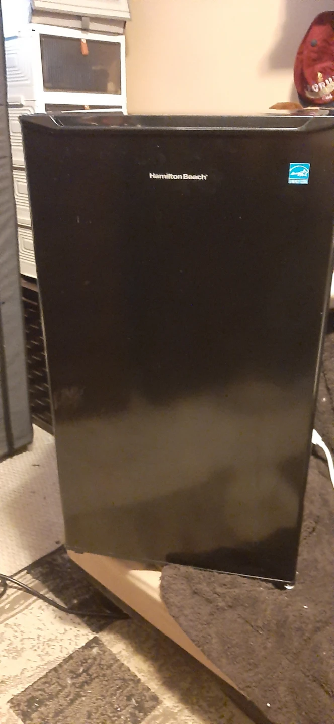 Hamilton Beach Compact Mini Fridge READ DESCRIPTION ON SIZE