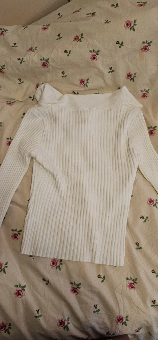 White Ribbed Sweater with Brooch Detail - photo 2