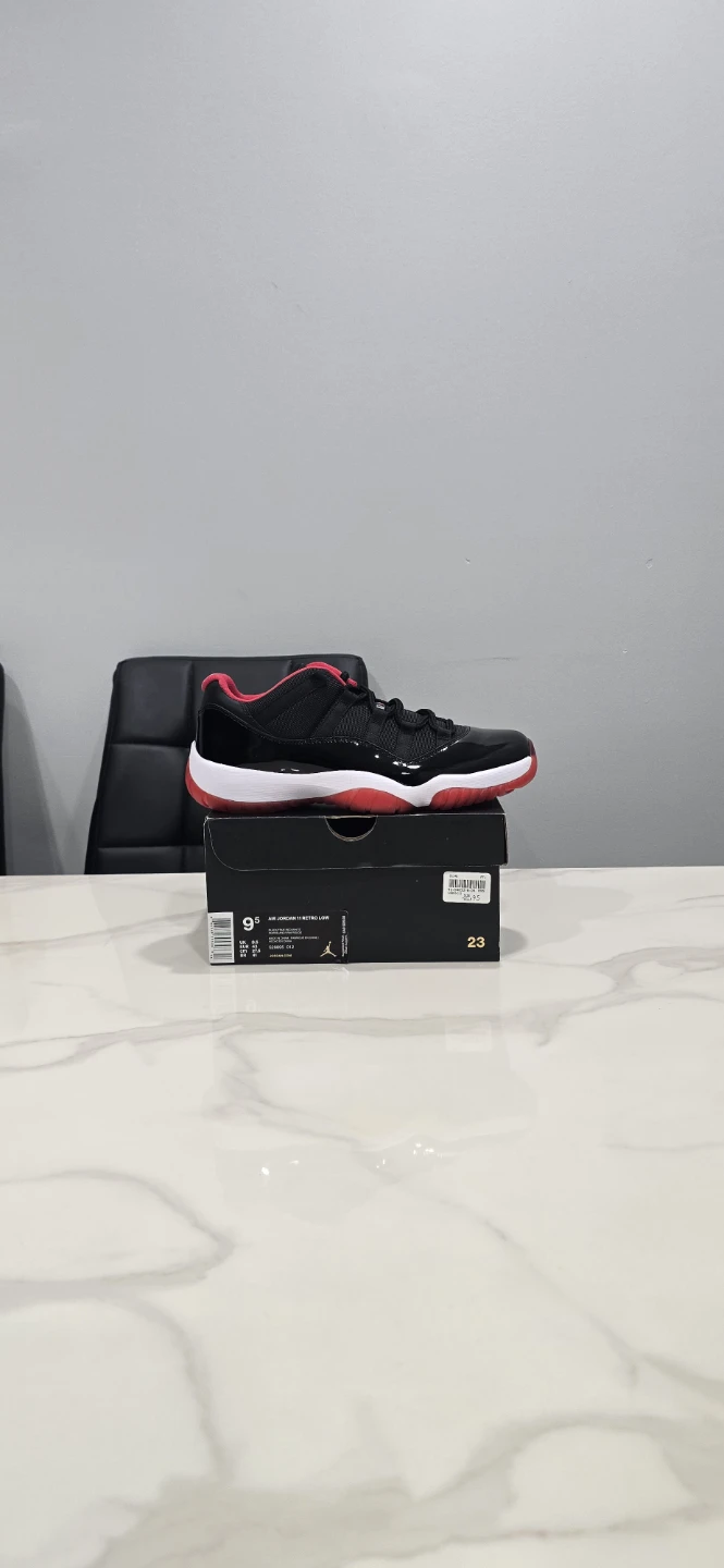 Air Jordan 11 Bred Low size 9.5