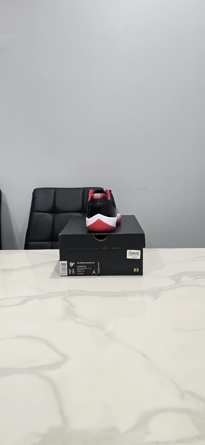 Air Jordan 11 Bred Low size 9.5 - photo 2