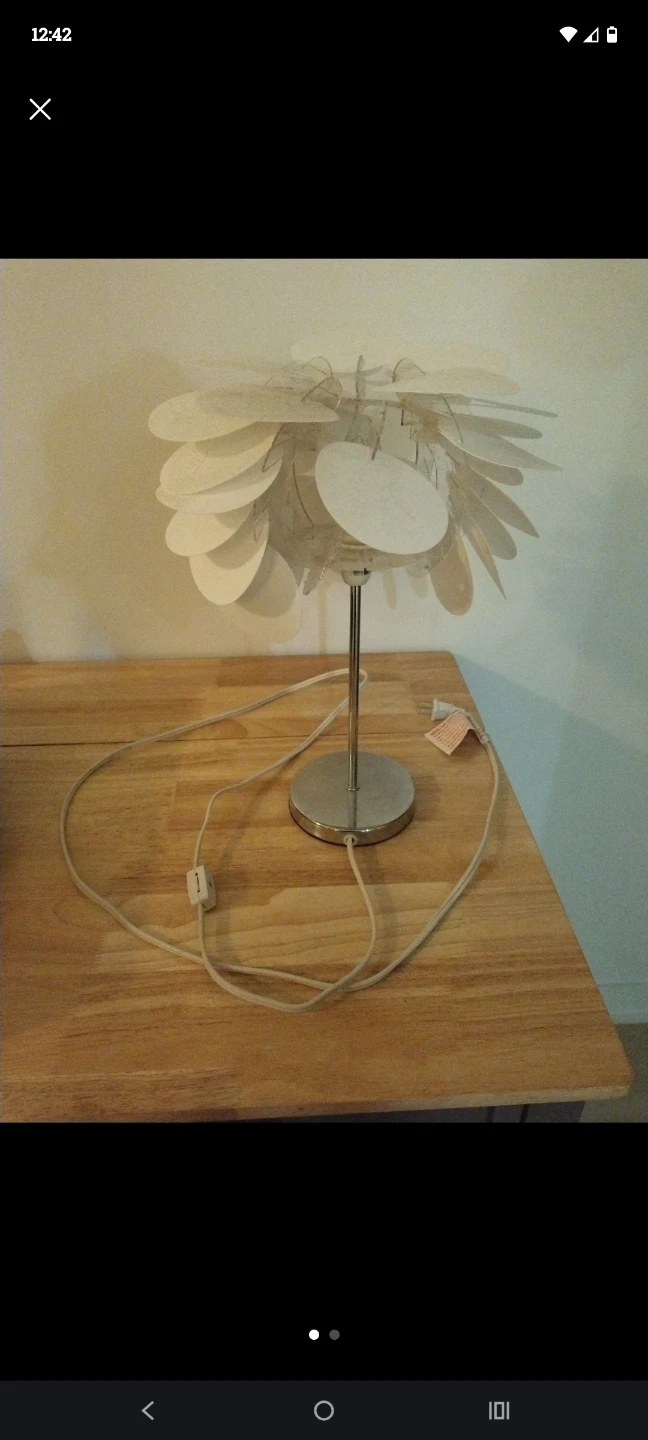 White Petal Table Lamp
