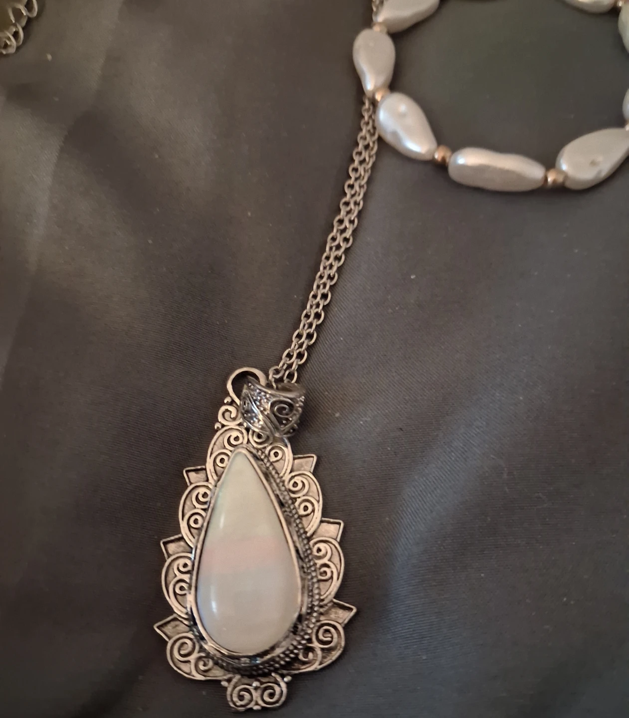 Pearls and Silver Tone Pendant Necklace - photo 2