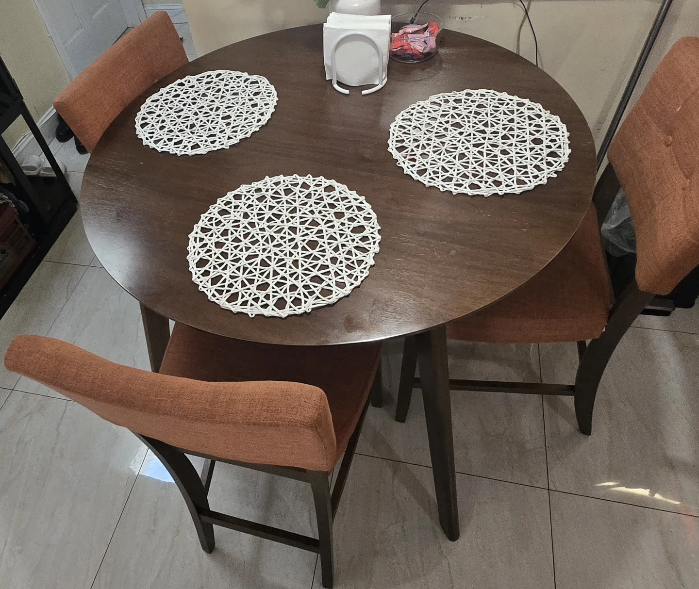 Comedor de madera con 3 sillas