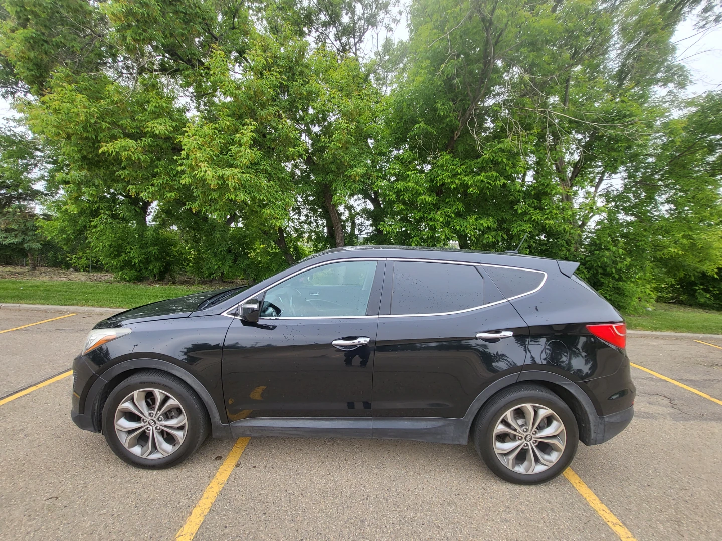 Black Hyundai Santa Fe Sport 2.0T Limited
