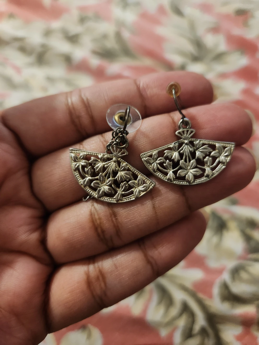 Silver Tone Fan Shaped Filigree Earrings ⚽