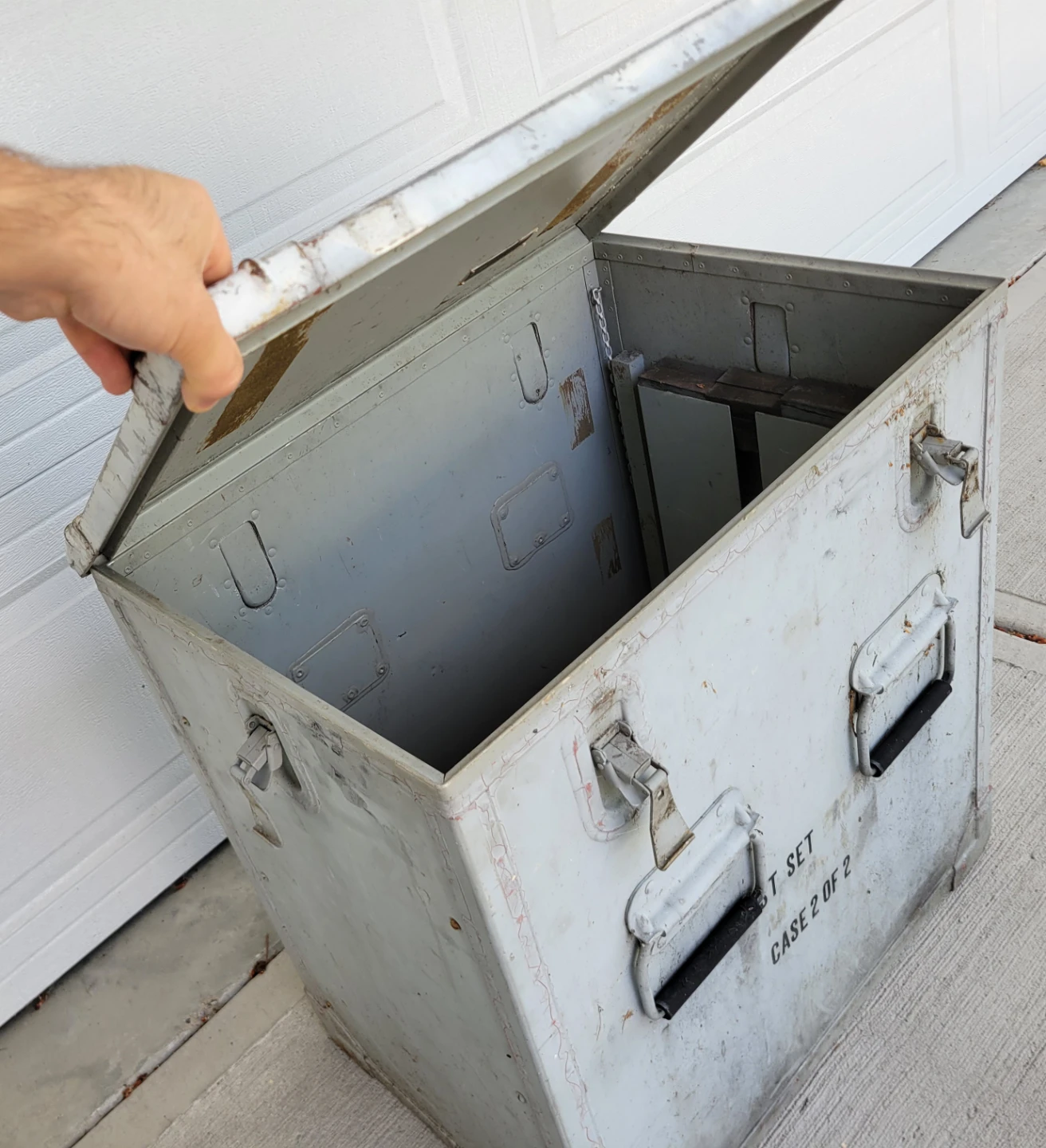 Vintage Military Aluminum Storage Trunk / Test Set Case. - photo 5
