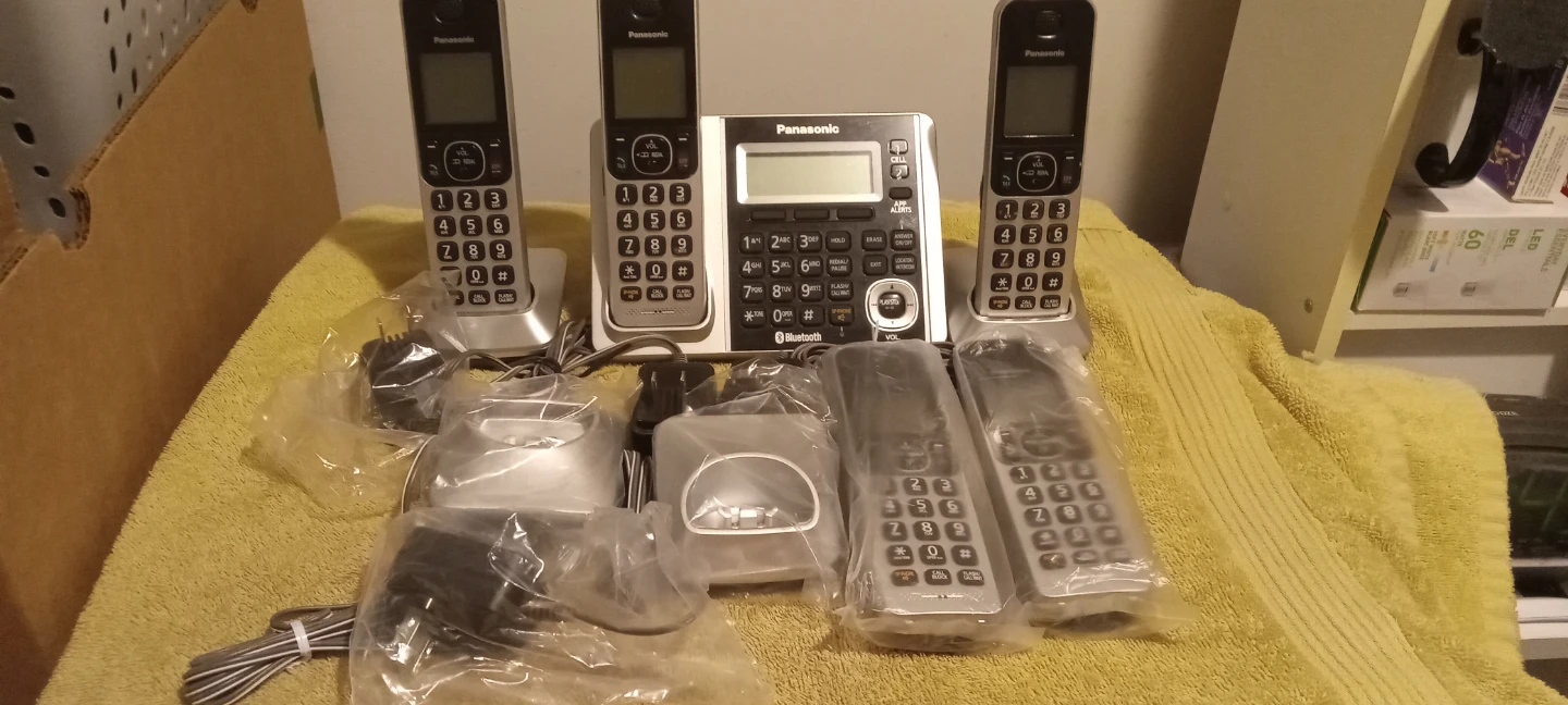 Panasonic Cordless Phone System with 3 Handsets - photo 2