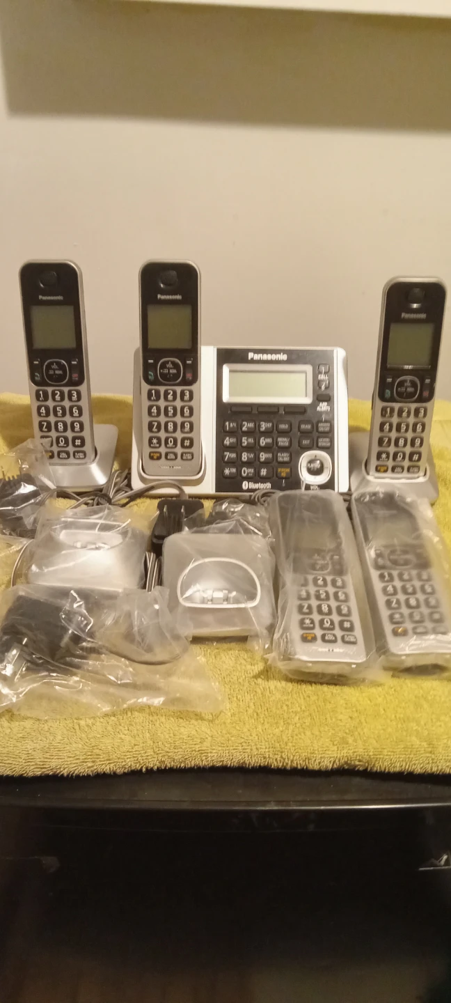 Panasonic Cordless Phone System with 3 Handsets - photo 3