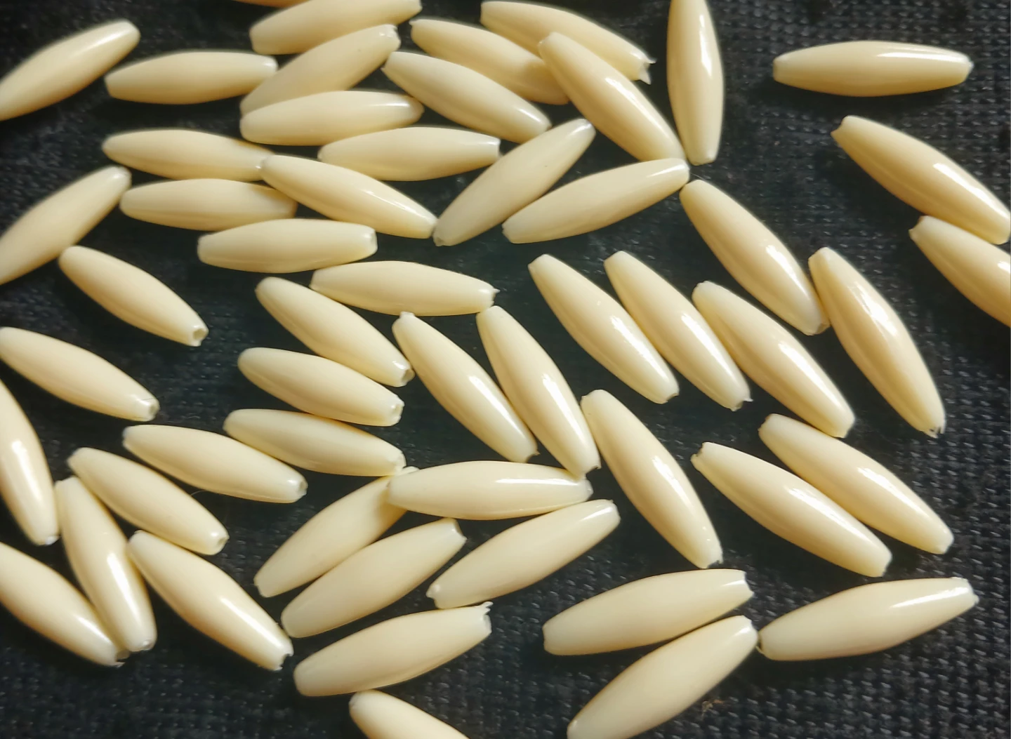 Lot of 50 large Cream (Ivory) Oval plastic Beads
