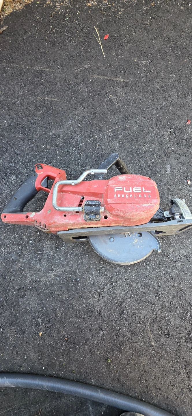 Milwaukee FUEL Brushless Circular Saw - photo 2